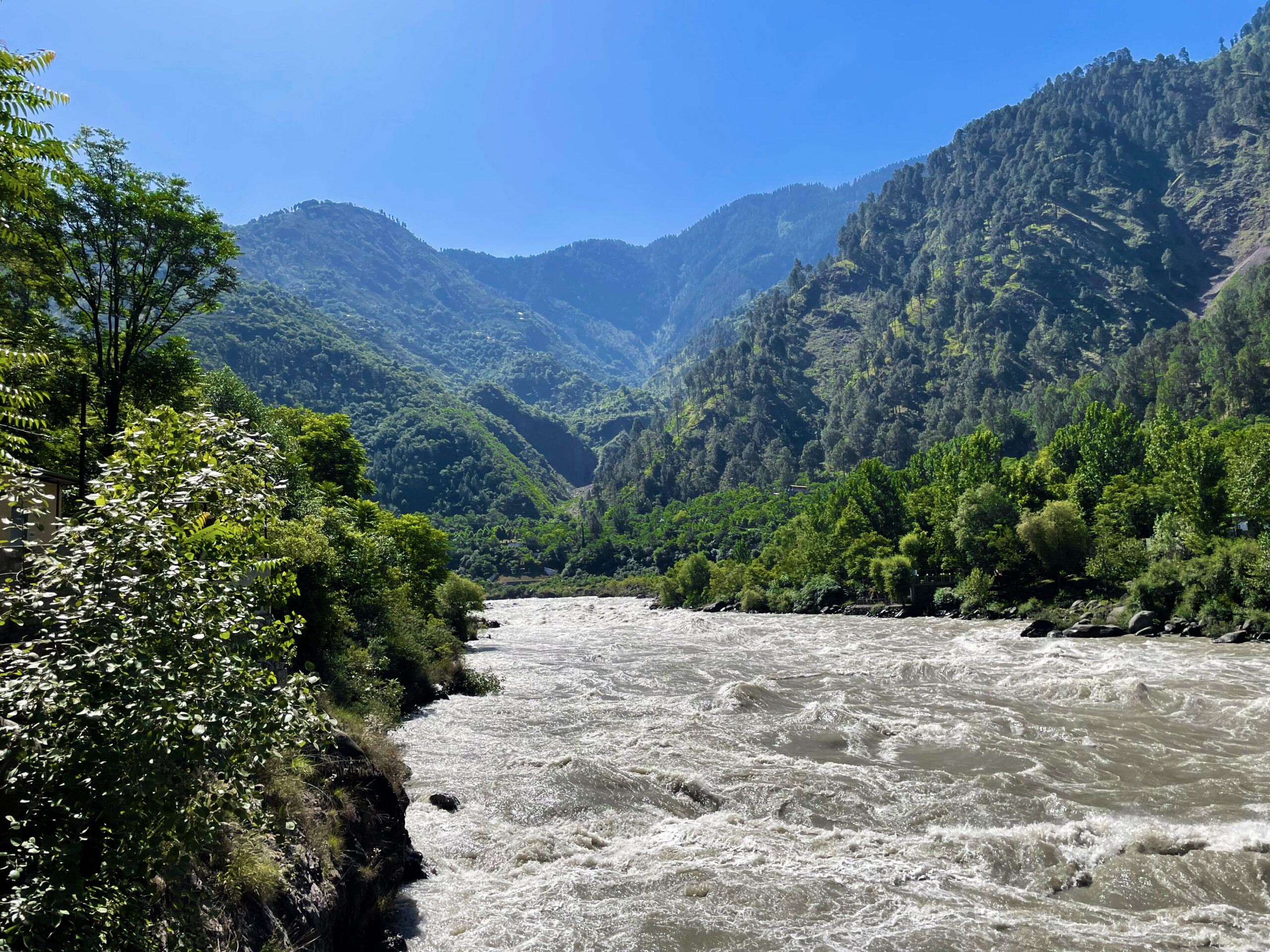 Beautiful view of Shimla Kullu Manali mountains planned by a trusted Travel Agency in Himachal.